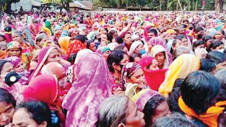 প্রথম ডোজের টিকা বন্ধ করে দেওয়ার আশঙ্কায় কেন্দ্রে উপচে পড়া ভিড়